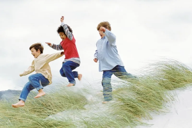 kinderen spelen duinen