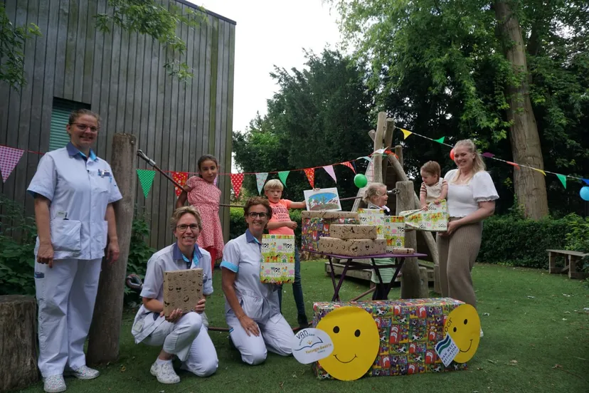 kinderen verrassen personeel ziekenhuis