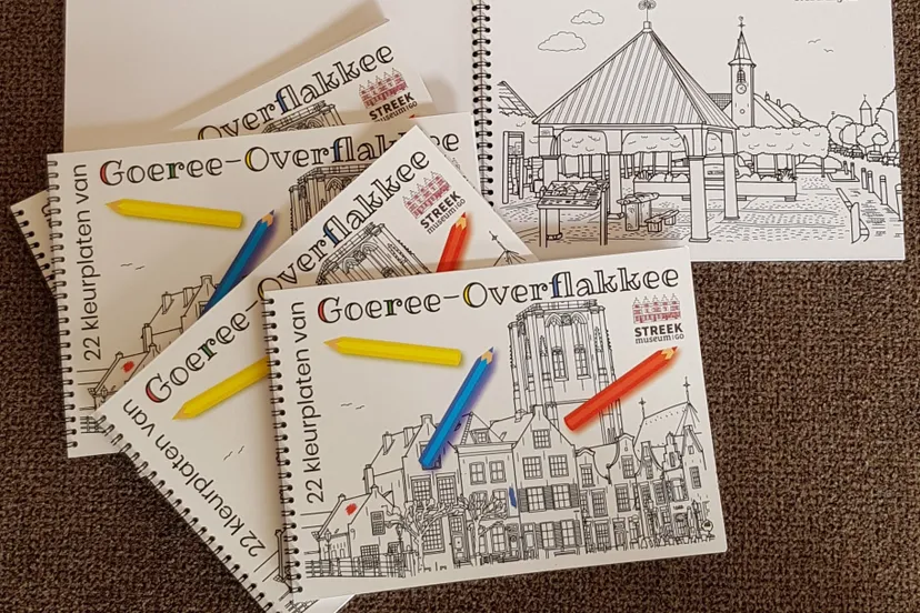 kleurboeken op de grond