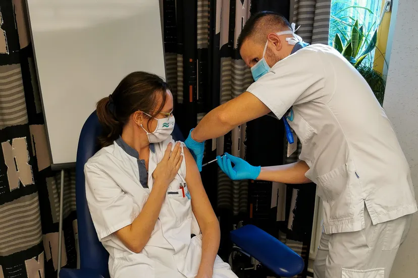longarts lidia hoogerbrugge ontvangt eerste covid vaccinatie van verpleegkundige marius