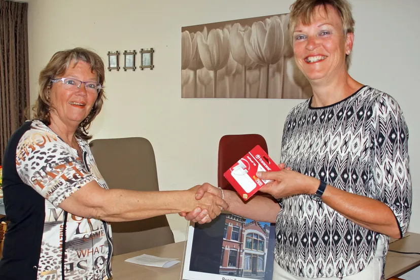 maria evers overhandigt foto archief aan irene van es