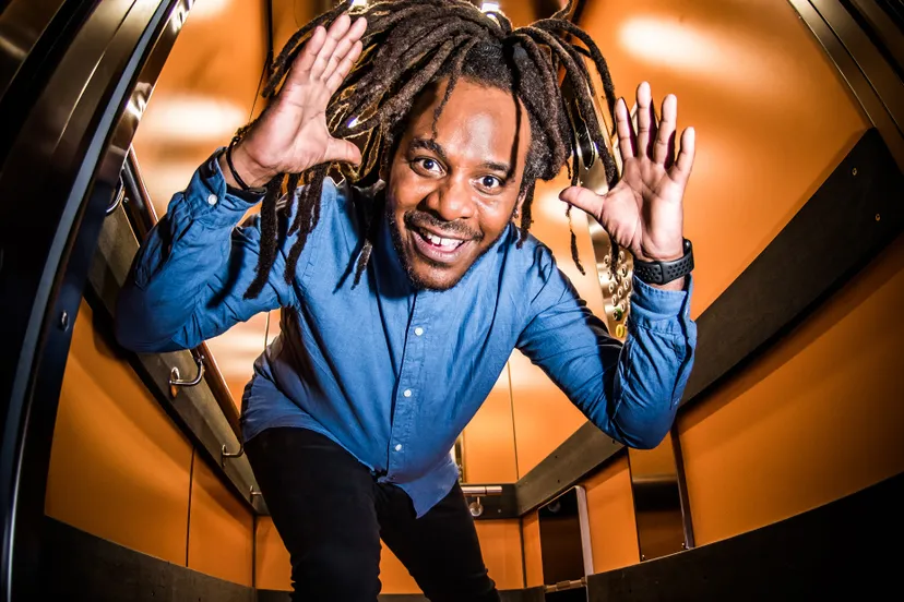 marlon kicken in de lift staand dave van hout