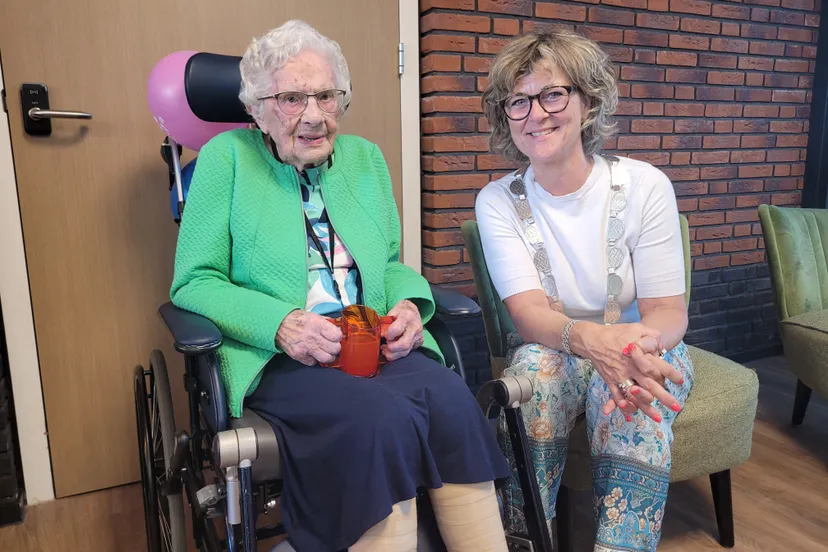 mevrouw van der welle fluit kreeg bezoek van de burgemeester 1