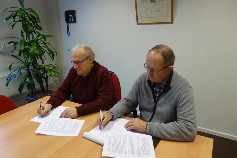 ondertekening gebruikersovereenkomst door de heren van moort en van den doel 2