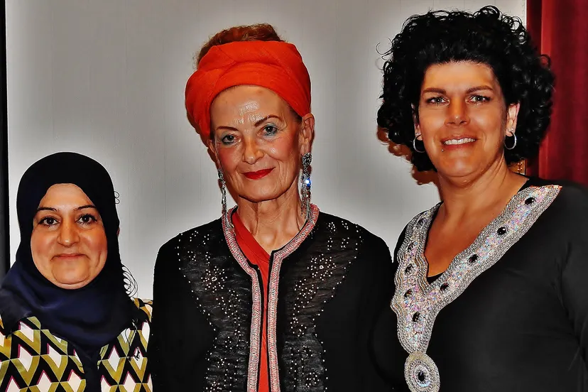 ontwerpster shieman met modellen sjanie en wilma e1584353645234