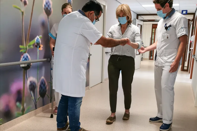 orthopedisch chirurg h jan begeleidt de patient