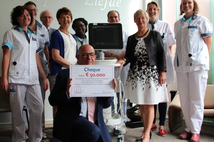 overhandiging cheque vrienden van ziekenhuis dirksland