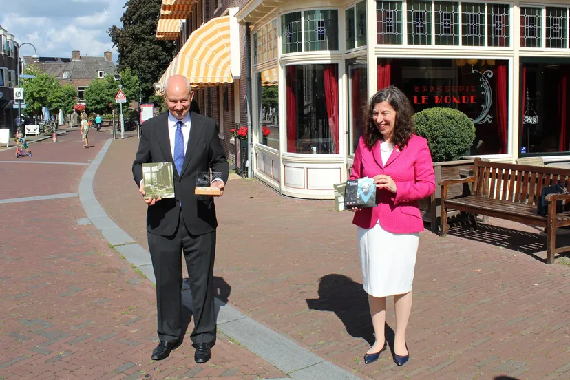 overhandiging muntset 75 jaar vrijheid chris ouboter