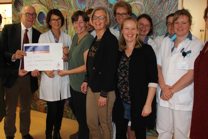 overhanding cheque rabobank stichting vrienden van carmen tbv afdeling oncologie
