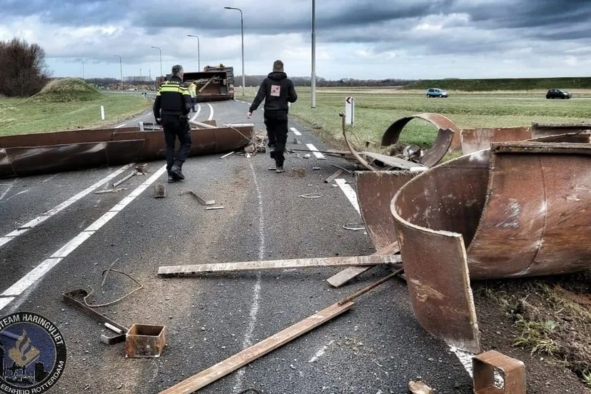 politie gekantelde vrachtwagen ouddorp