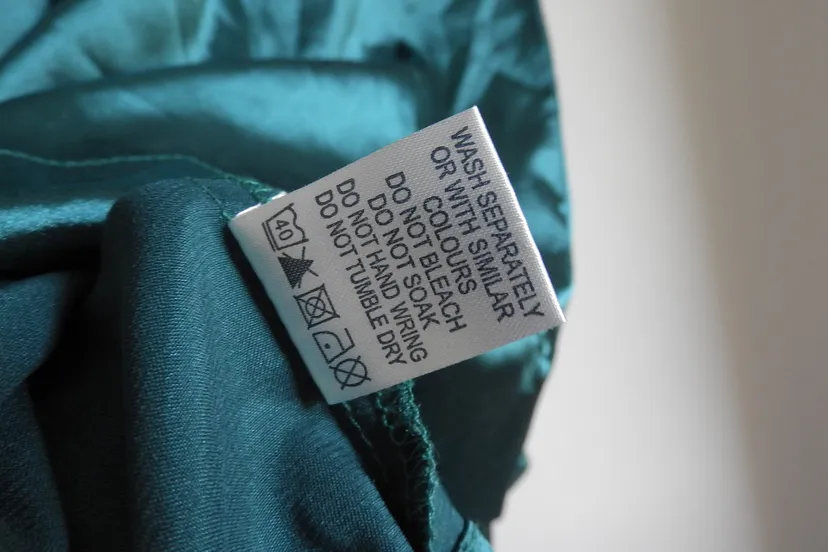 sign in clothes 3983159 1920