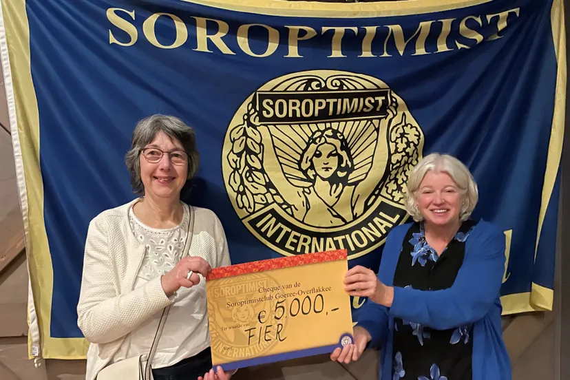 soroptimisten uitreiking cheque fier
