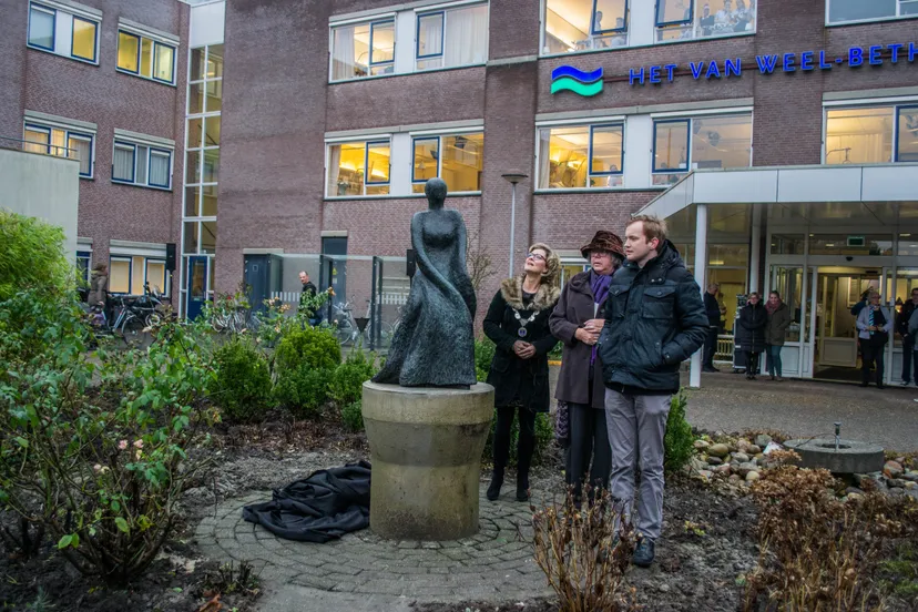 standbeeld paulina van weel 2