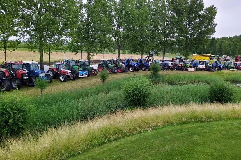 tractoren buiten de raadzaal