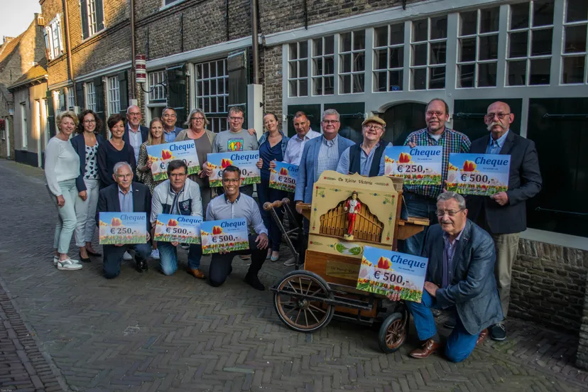 uitreiking cheques tulpenwandeltocht 2018 3