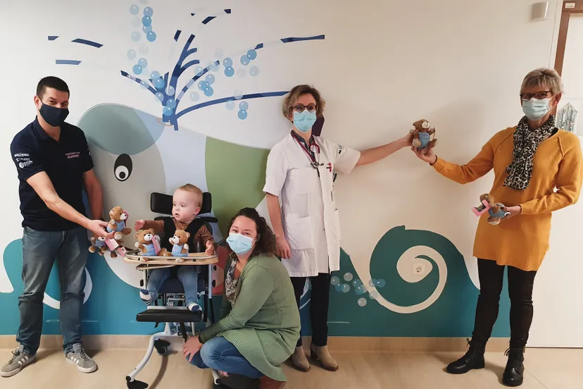 vlnr secretaris van de stichting bart meijer patient aron en zijn moeder kinderarts bax en tante van carmen ina de jong