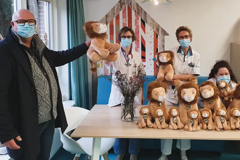 voorzitter van de lions club goeree overflakkee overhandigde de knuffels op de kinderafdeling 1