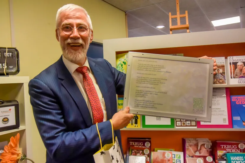 wethouder de jong met gedicht denk aan mij zoals ik was2