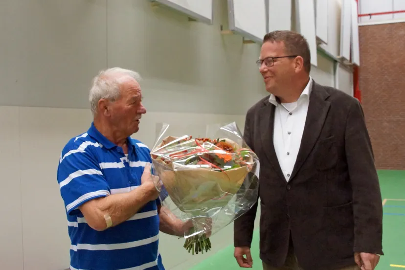 wethouder feliciteert lau almekinders met 60 jaar judo