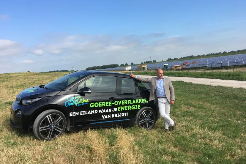 wethouder van der vlugt bij auto