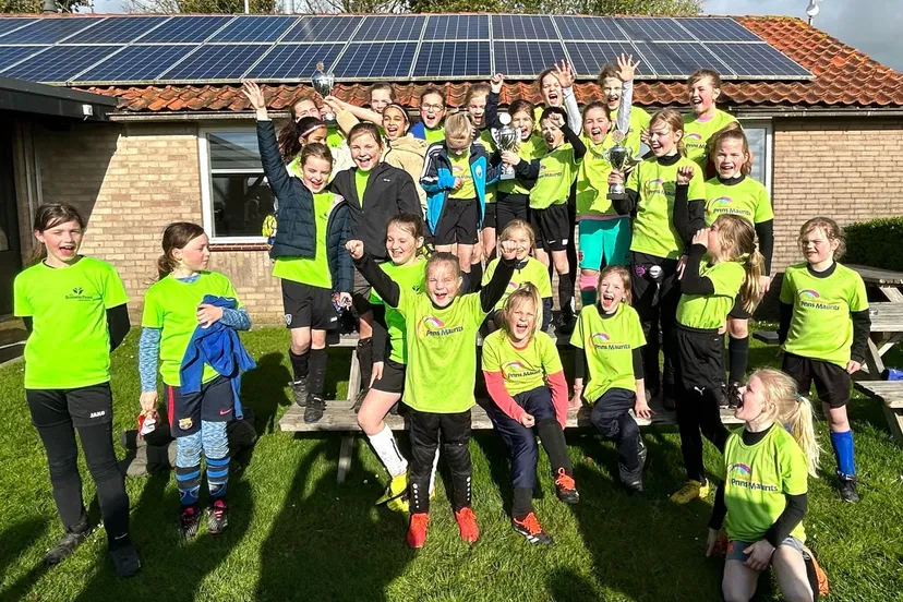 winnende meiden schoolvoetbal