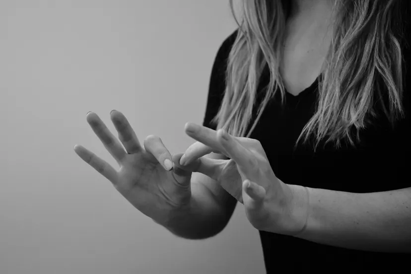 woman interpreting american sign language puwz5wf