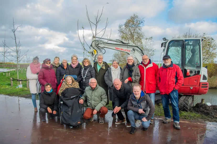 de aanwezige familieleden bij de planting van de gedenkbomen