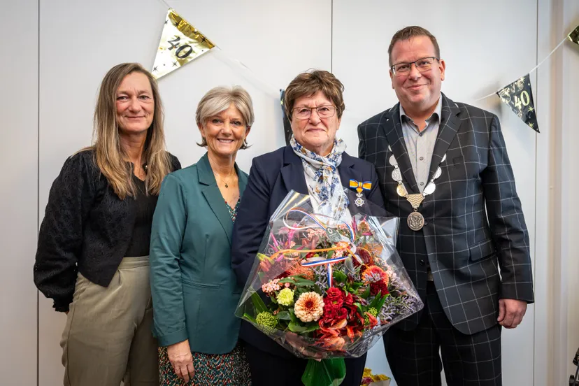 mevrouw van den berg hoek met haar dochters en locoburgemeester