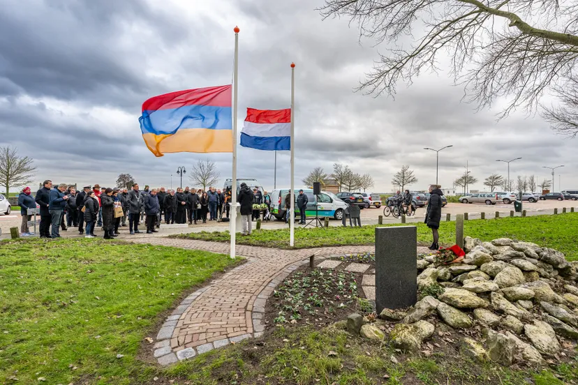 herdenking op het havenhoofd middelharnis 1jpg