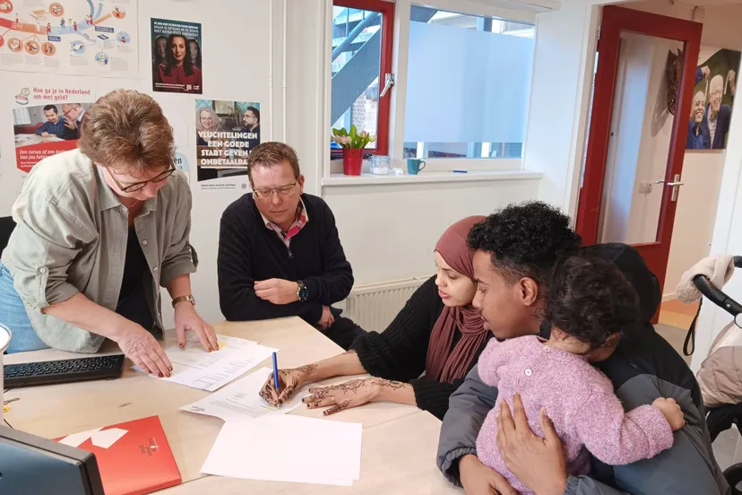 wethouder bruggeman bij op bezoek bij vluchtelingenwerk