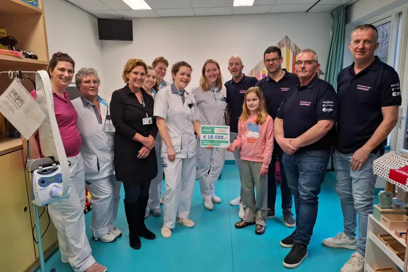 cheque vrienden van carmen kinderafdeling van weel bethesda