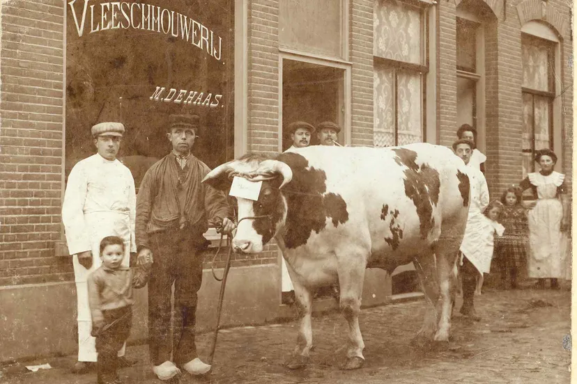 de slagerij van mozes de haas in sommelsdijk met paasos