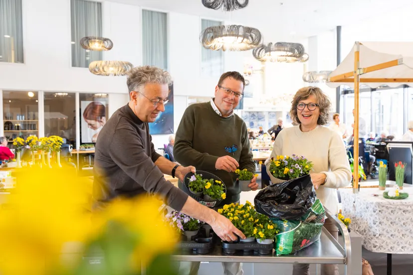 collegeleden steken handen uit de mouwen voor nldoet op 14 maart 2025