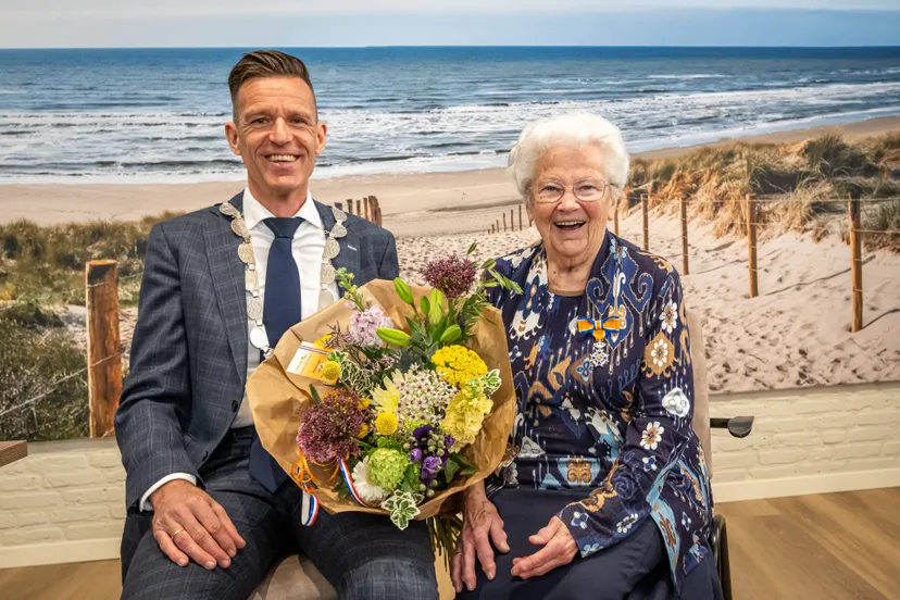 mevrouw lokker de ronde met locoburgemeester daan markwat