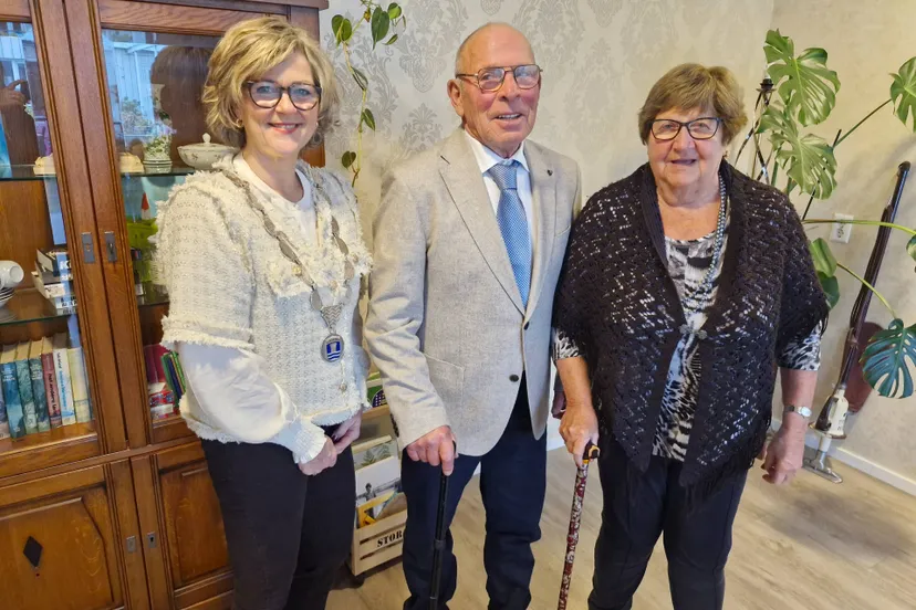 Burgemeester met echtpaar Coolbergen-Van Otzel