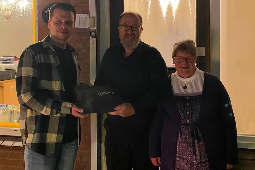 Foto Geert-Jan Naberman zet mantelzorger Piet Grinwis uit Ouddorp in het zonnetje