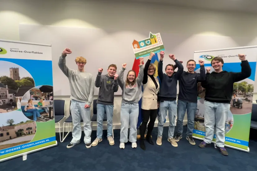 Jeugdraad Ooltgensplaat samen met burgemeester Ada Grootenboer