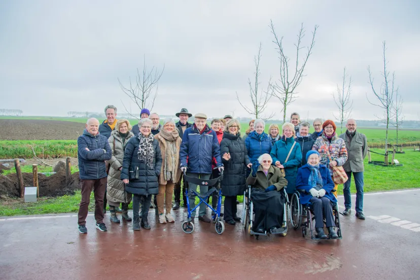 zes nieuwe gedenkbomen