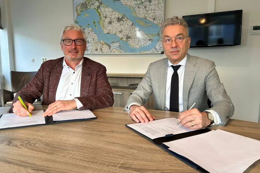 Foto voor bij persbericht waterschap en gemeente GO starten onderzoek naar wegenoverdracht links Van Oorschot rechts Van Putten