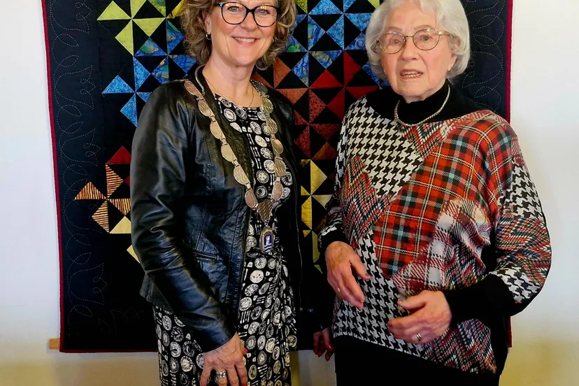 foto bezoek burgemeester aan mevrouw Drenthe-Hoogendijk