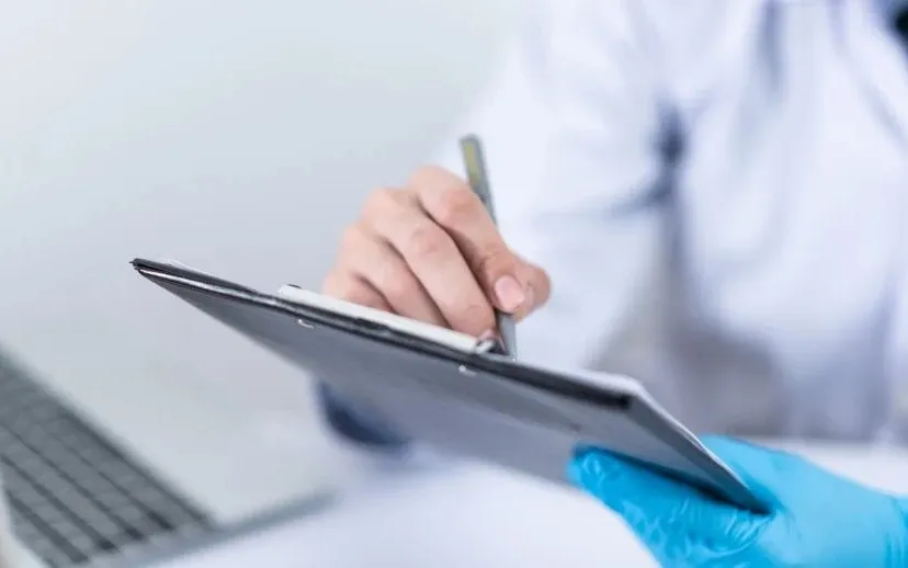 adult 4402808 1280 915x518 1