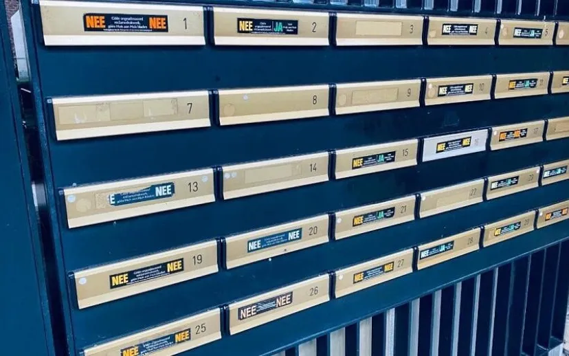 brievenbus sticker 915x518 1