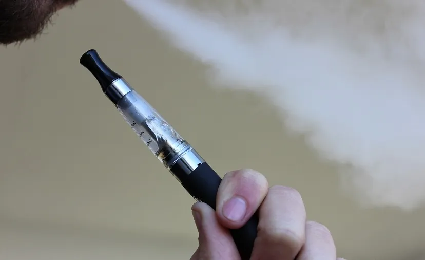 e cigarette 1301664 1920