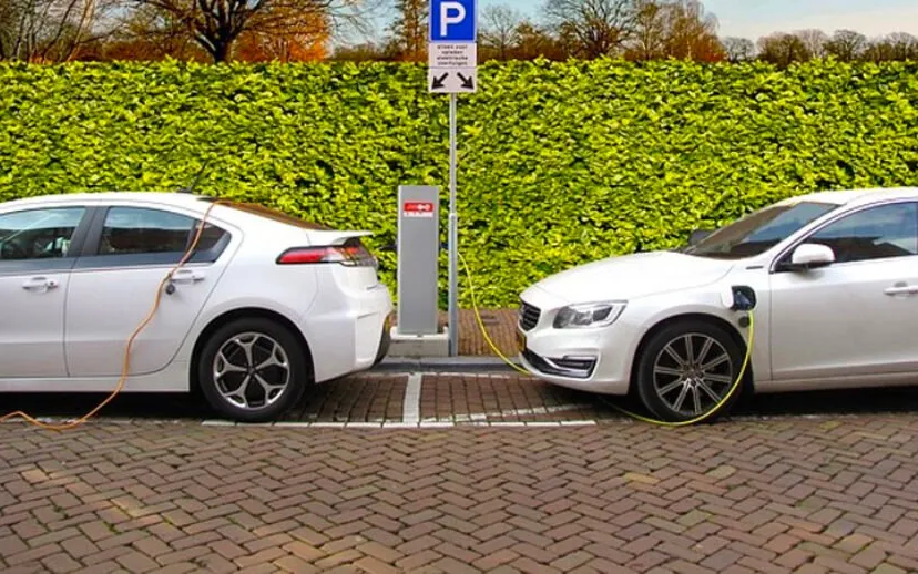 elektrisch rijden autos aan de oplader 915x518 1