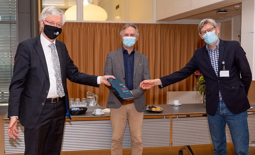 overhandiging boek met of tegen elkaar 1