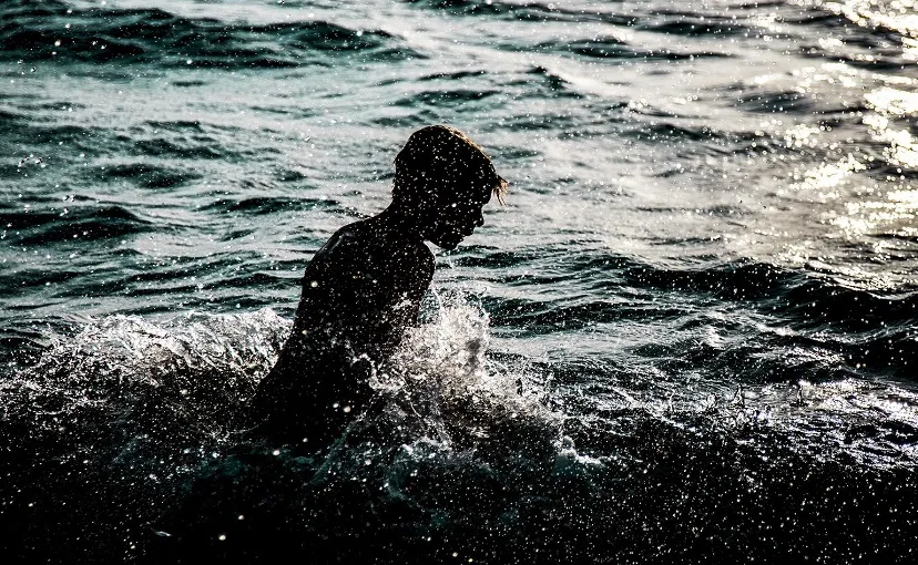 swimming 2411978 1920