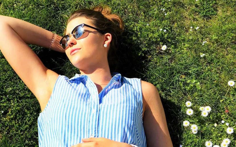 young woman 2194044 1920