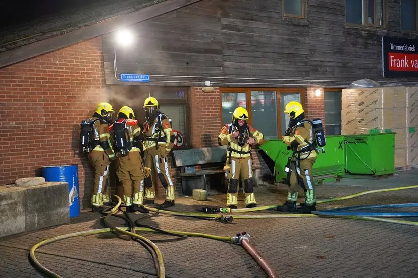 20251201 Grote brandweeroefening Timmerfabriek Frank v Roy Goirle 10