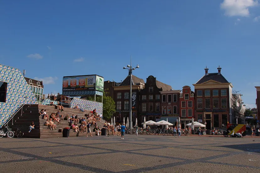 1024px drie gezusters groningen binnenstad centrum terras grote markt 2012 cc bysa 30 baykedevries