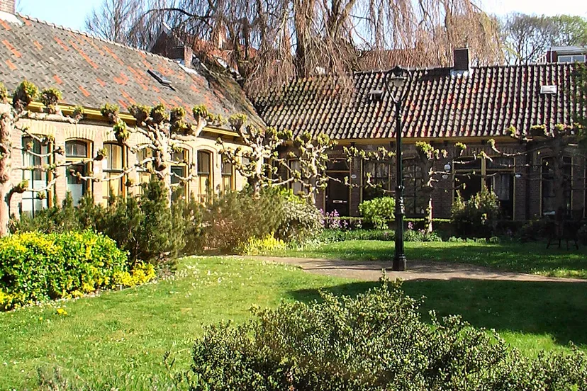 hofjestuin in groningen publiek domein lampje op wikipedia tuin van middengasthuis in groningen